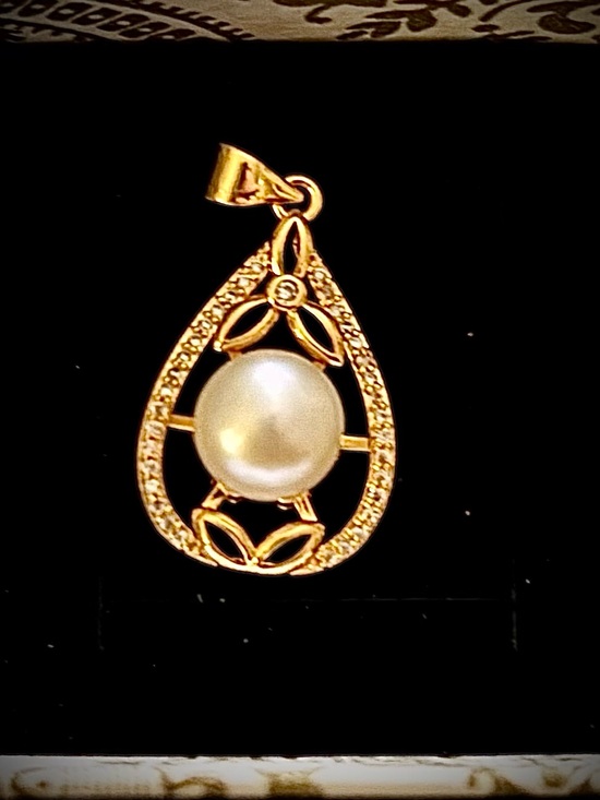 Jewelry - Gold Teardrop Pearl Pendant Necklace - Elegant Women's Necklace